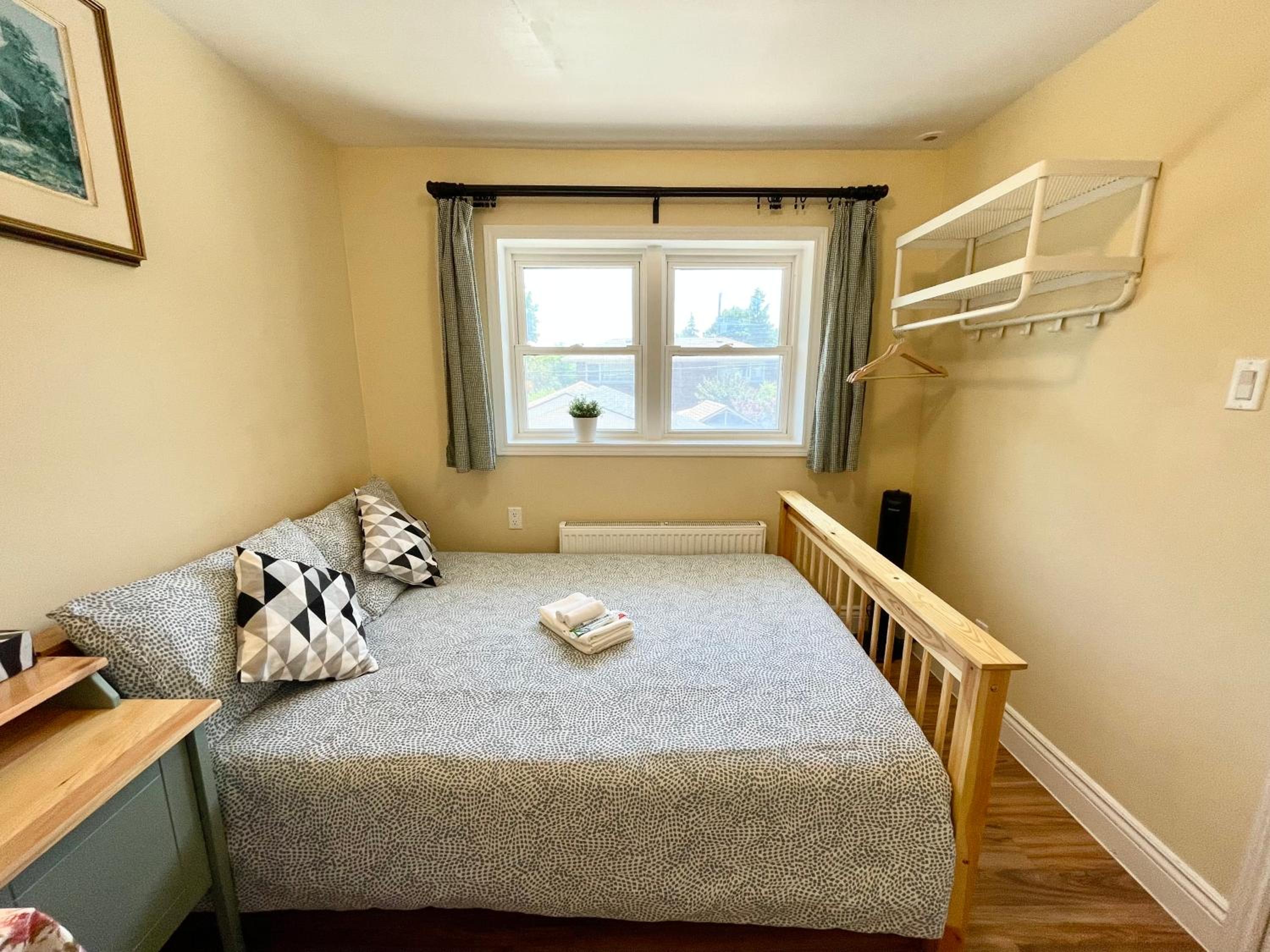 Bright&Modern Space Perfect for couple and Family Step to public transit in Toronto