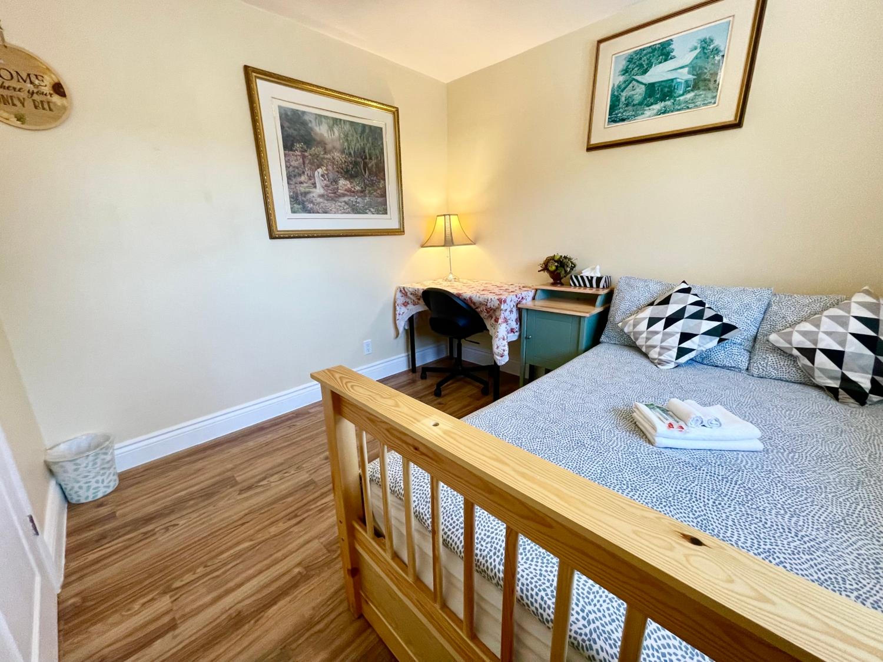 Bright&Modern Space Perfect for couple and Family Step to public transit in Toronto