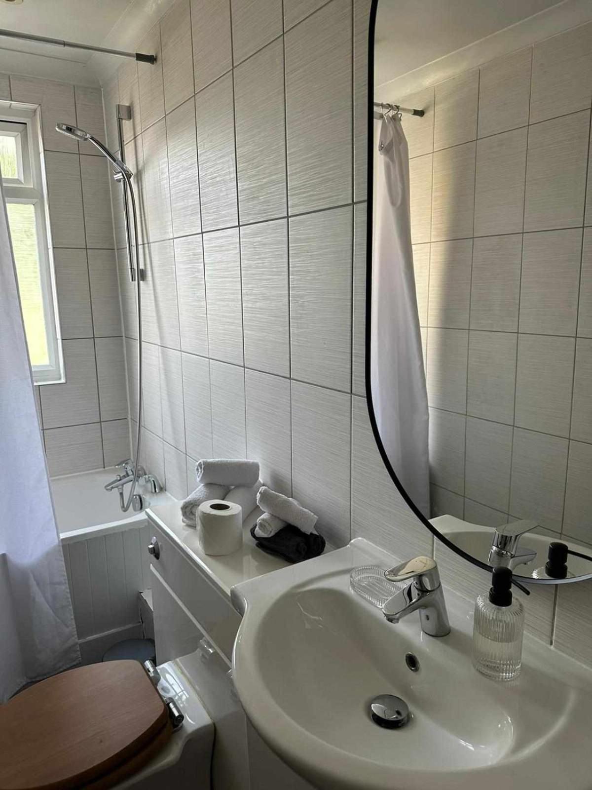 Charming Bright 2-Bed Heritage Flat, Battersea Park, London