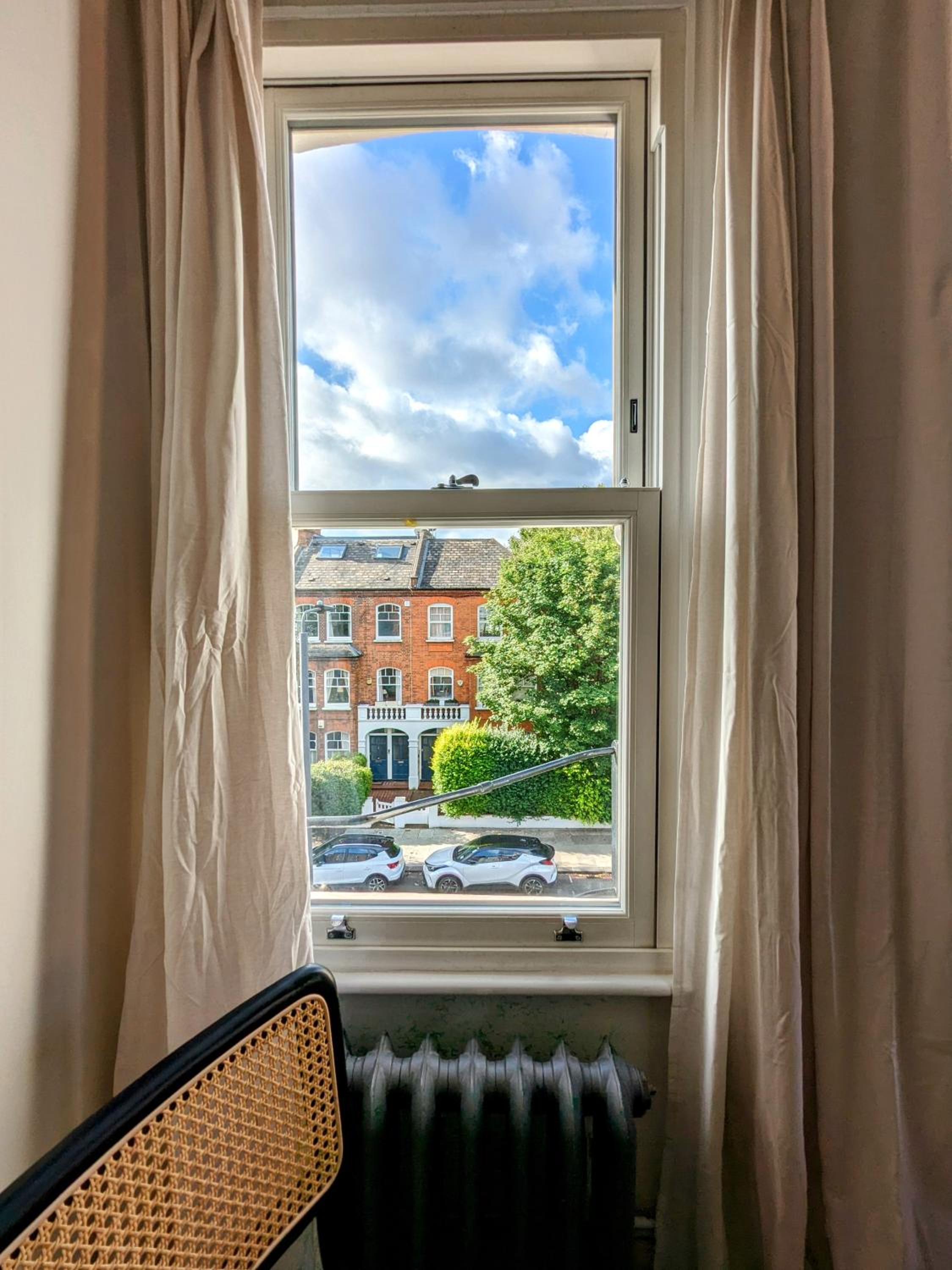 Charming Bright 2-Bed Heritage Flat, Battersea Park, London