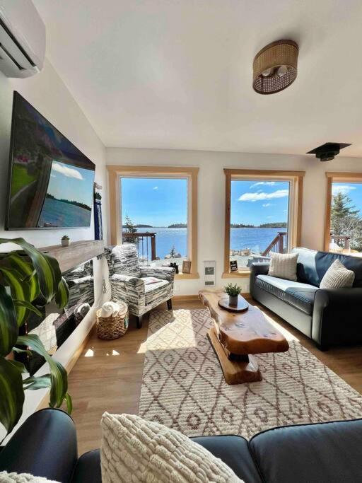 Unique & Private Waterfront Lake Cottage with Luxury Hot Tub