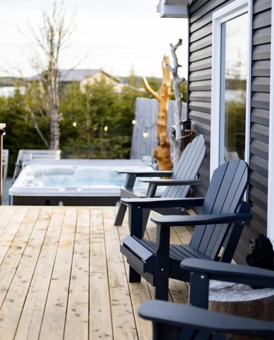 Unique & Private Waterfront Lake Cottage with Luxury Hot Tub
