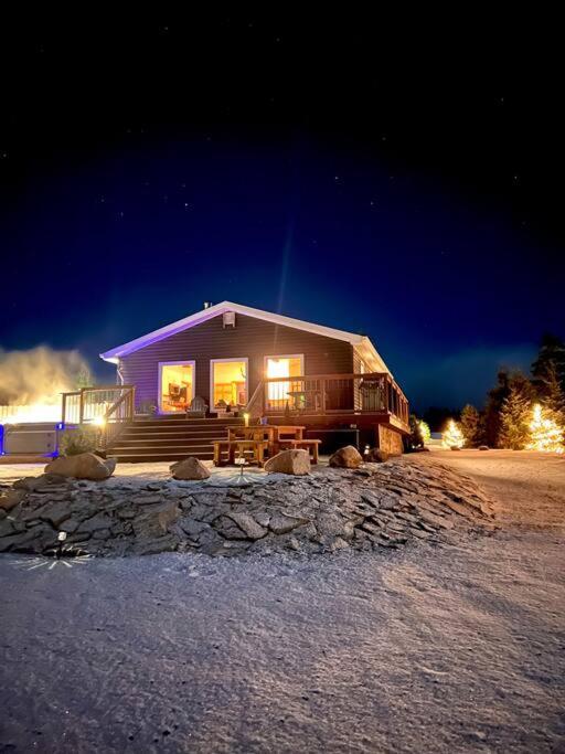 Unique & Private Waterfront Lake Cottage with Luxury Hot Tub