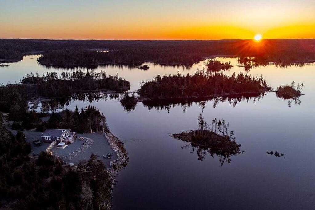 Unique & Private Waterfront Lake Cottage with Luxury Hot Tub