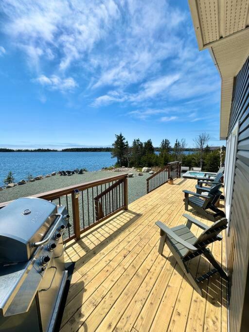 Unique & Private Waterfront Lake Cottage with Luxury Hot Tub