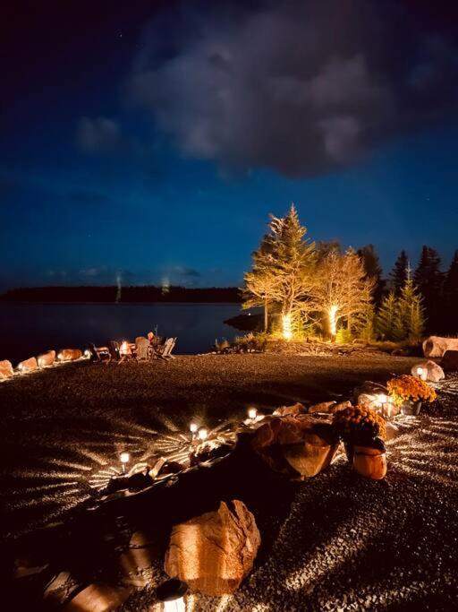 Unique & Private Waterfront Lake Cottage with Luxury Hot Tub
