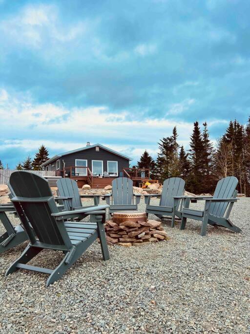 Unique & Private Waterfront Lake Cottage with Luxury Hot Tub