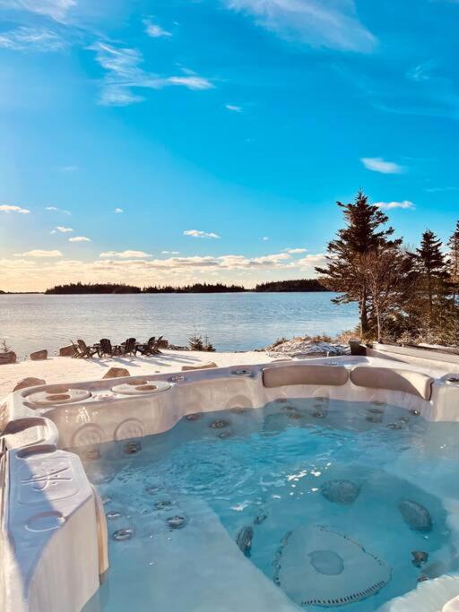 Unique & Private Waterfront Lake Cottage with Luxury Hot Tub