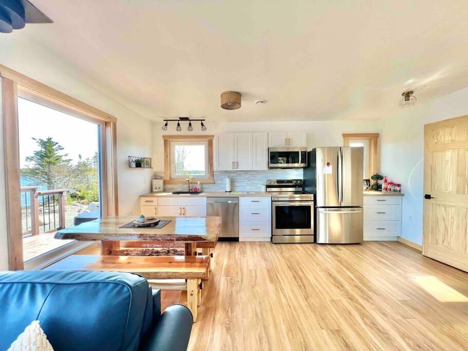 Unique & Private Waterfront Lake Cottage with Luxury Hot Tub