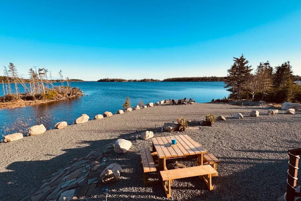Unique & Private Waterfront Lake Cottage with Luxury Hot Tub