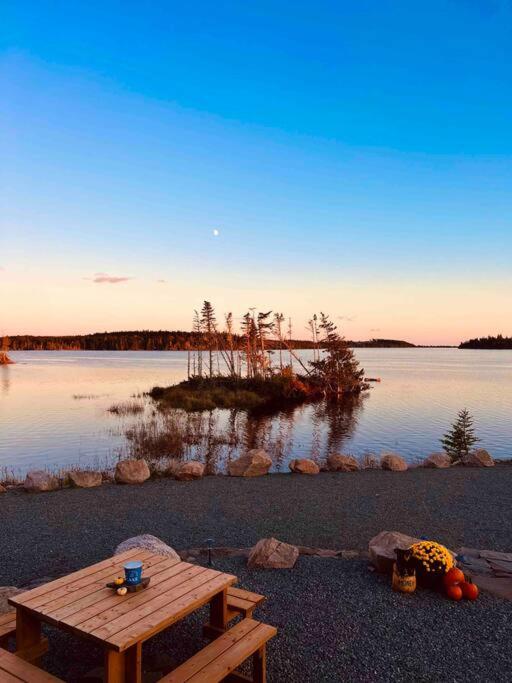Unique & Private Waterfront Lake Cottage with Luxury Hot Tub