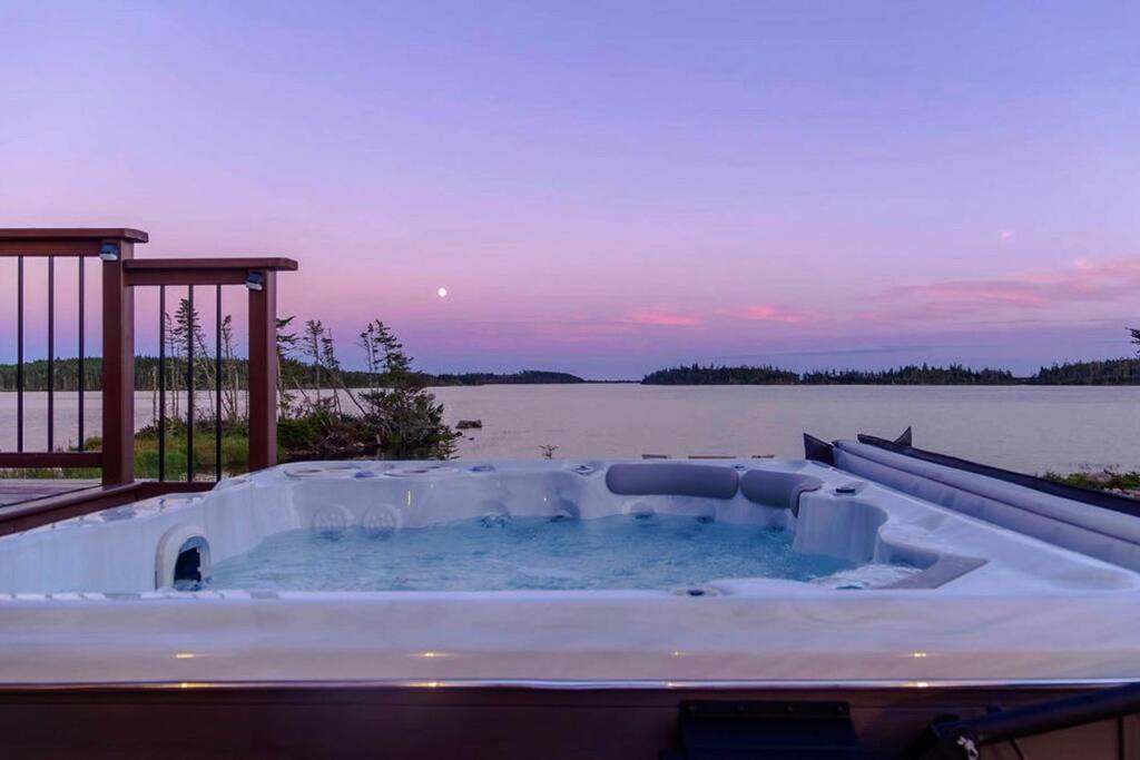Unique & Private Waterfront Lake Cottage with Luxury Hot Tub