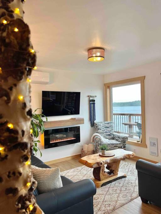 Unique & Private Waterfront Lake Cottage with Luxury Hot Tub