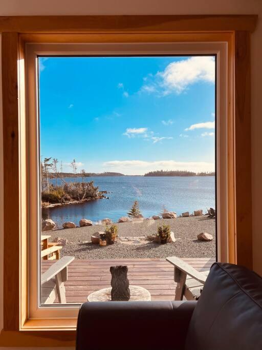 Unique & Private Waterfront Lake Cottage with Luxury Hot Tub