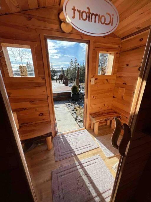 Unique & Private Waterfront Lake Cottage with Luxury Hot Tub