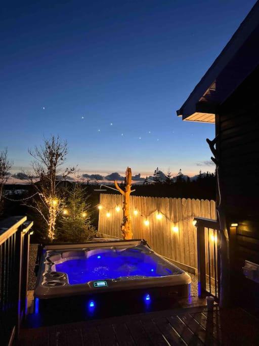 Unique & Private Waterfront Lake Cottage with Luxury Hot Tub
