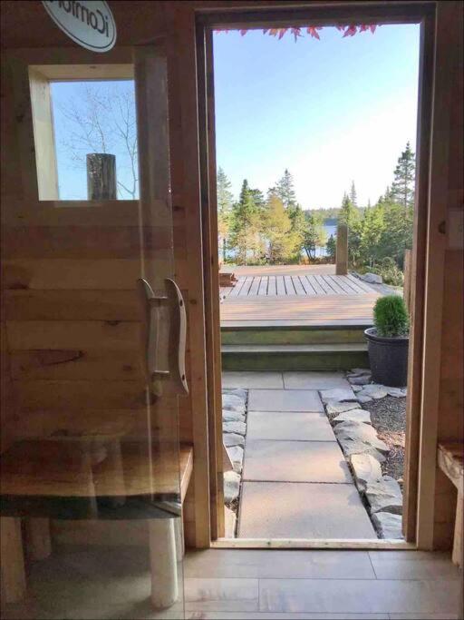 Unique & Private Waterfront Lake Cottage with Luxury Hot Tub