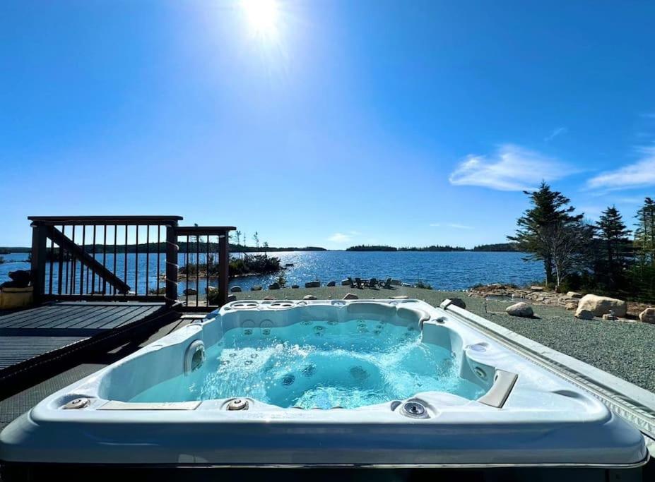 Unique & Private Waterfront Lake Cottage with Luxury Hot Tub