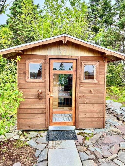 Unique & Private Waterfront Lake Cottage with Luxury Hot Tub