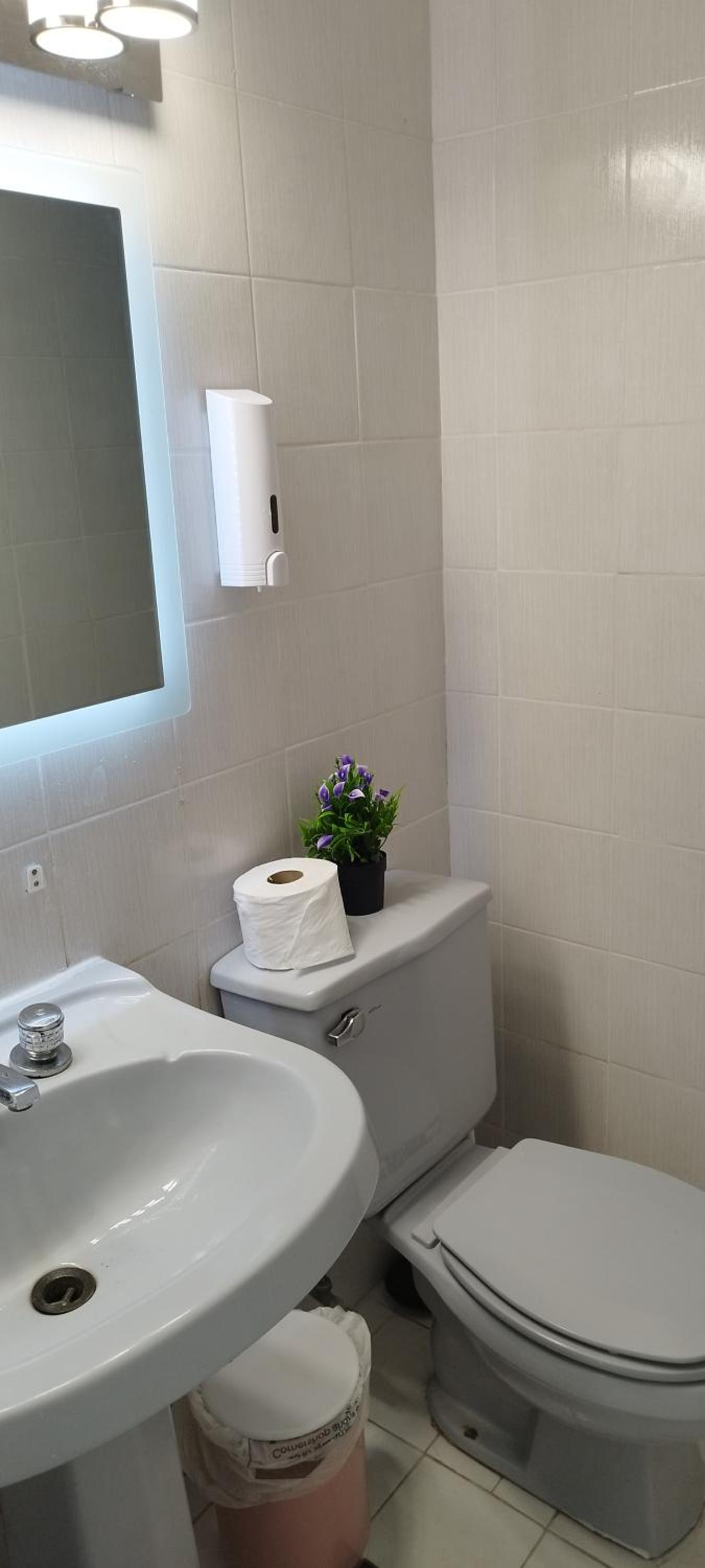 Moderno departamento con dormitorio y terraza con vista al mar y parrilla en Reñaca