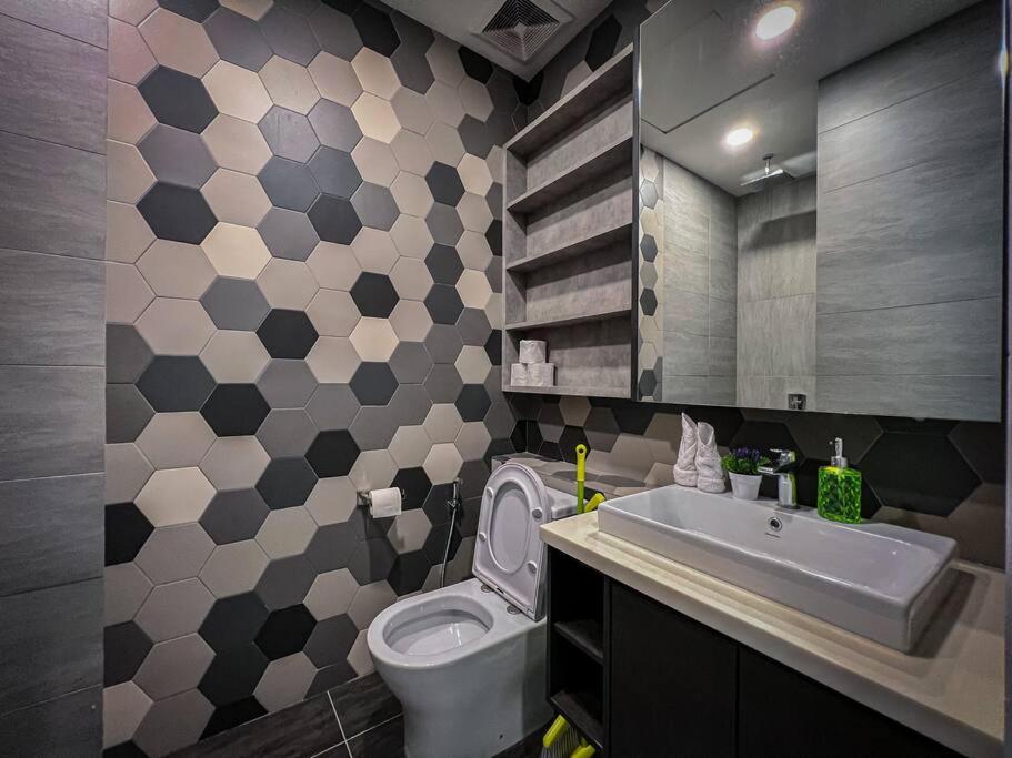 KLCC Ceylonz Suite by Serenestay
