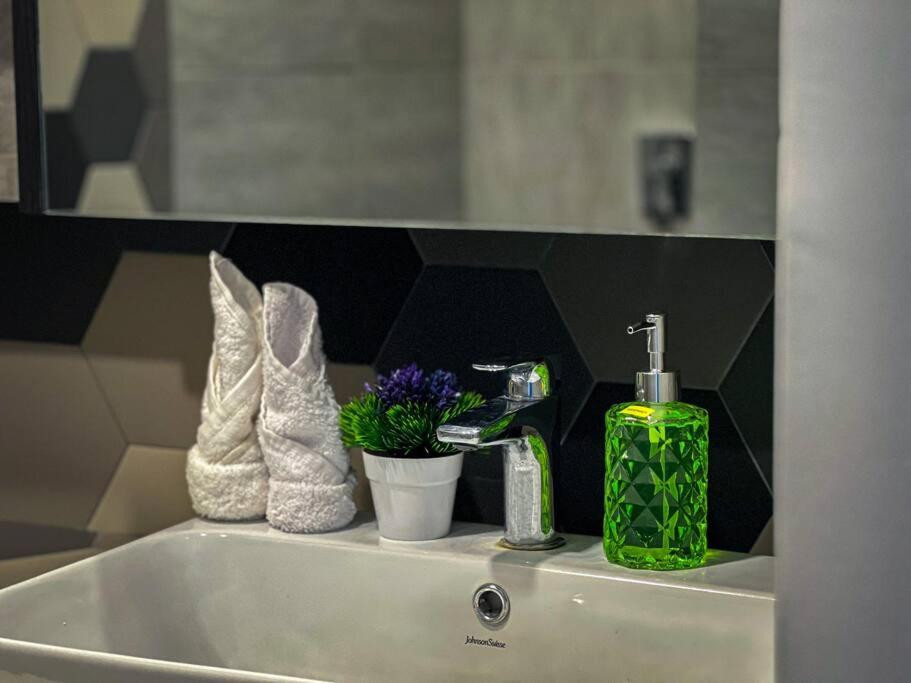 KLCC Ceylonz Suite by Serenestay