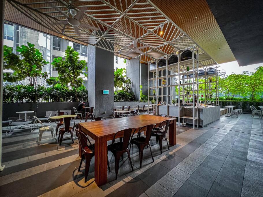 KLCC Ceylonz Suite by Serenestay