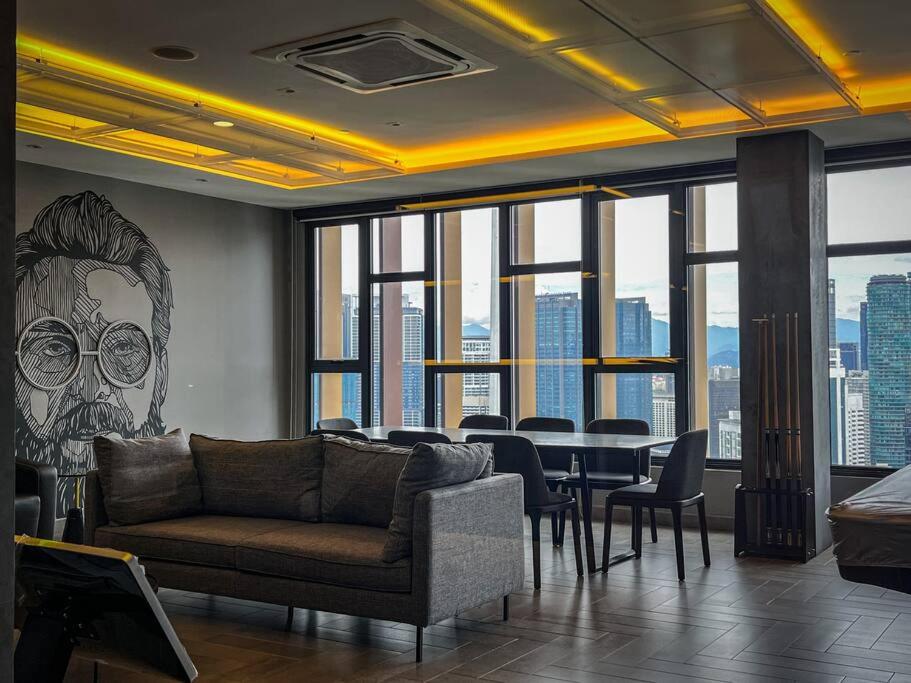 KLCC Ceylonz Suite by Serenestay