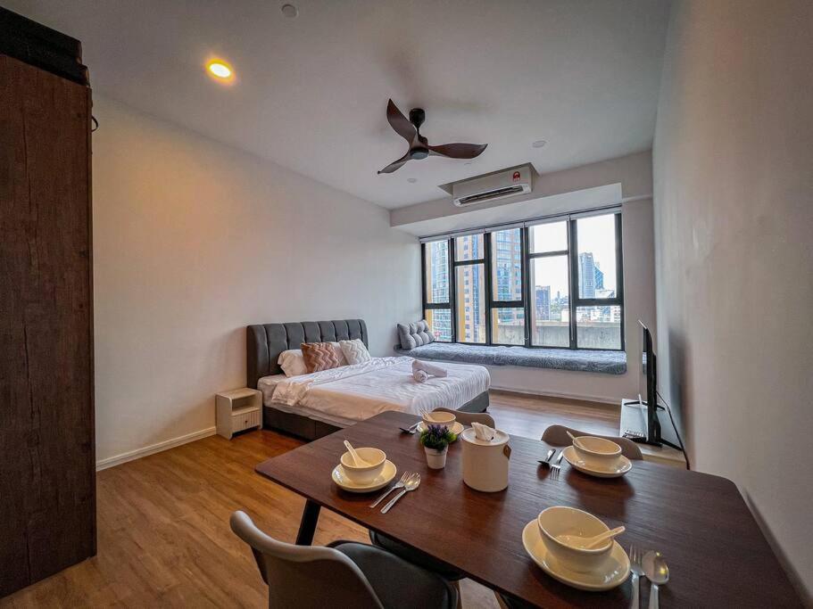 KLCC Ceylonz Suite by Serenestay