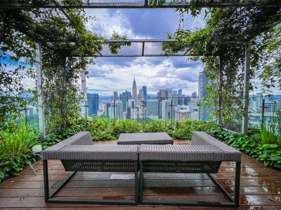 KLCC Ceylonz Suite by Serenestay
