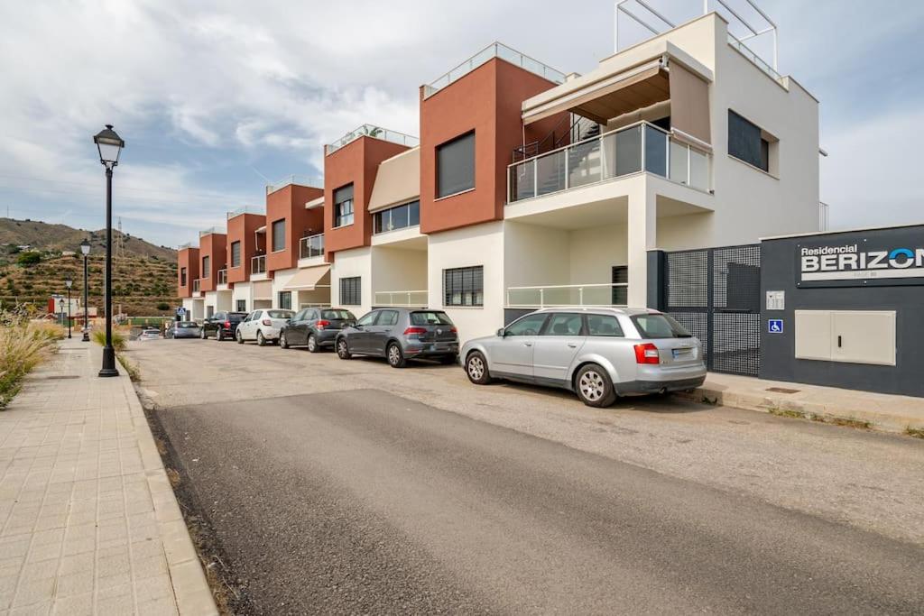 Apartamento nuevo, Disfruta del silencio, familias con niños, aire acondicionado, 2 baños, Wifi, terraza, playa, toallas y sombrillas