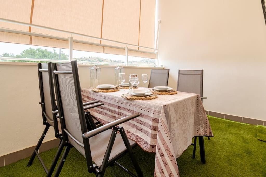 Apartamento nuevo, Disfruta del silencio, familias con niños, aire acondicionado, 2 baños, Wifi, terraza, playa, toallas y sombrillas photo 2