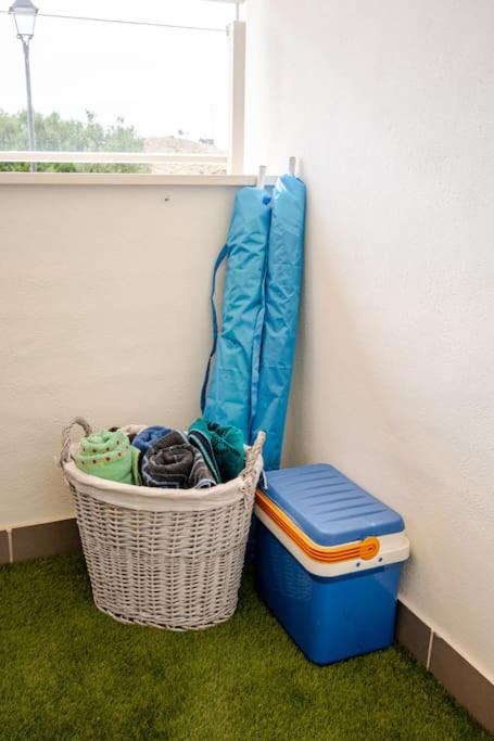 Apartamento nuevo, Disfruta del silencio, familias con niños, aire acondicionado, 2 baños, Wifi, terraza, playa, toallas y sombrillas