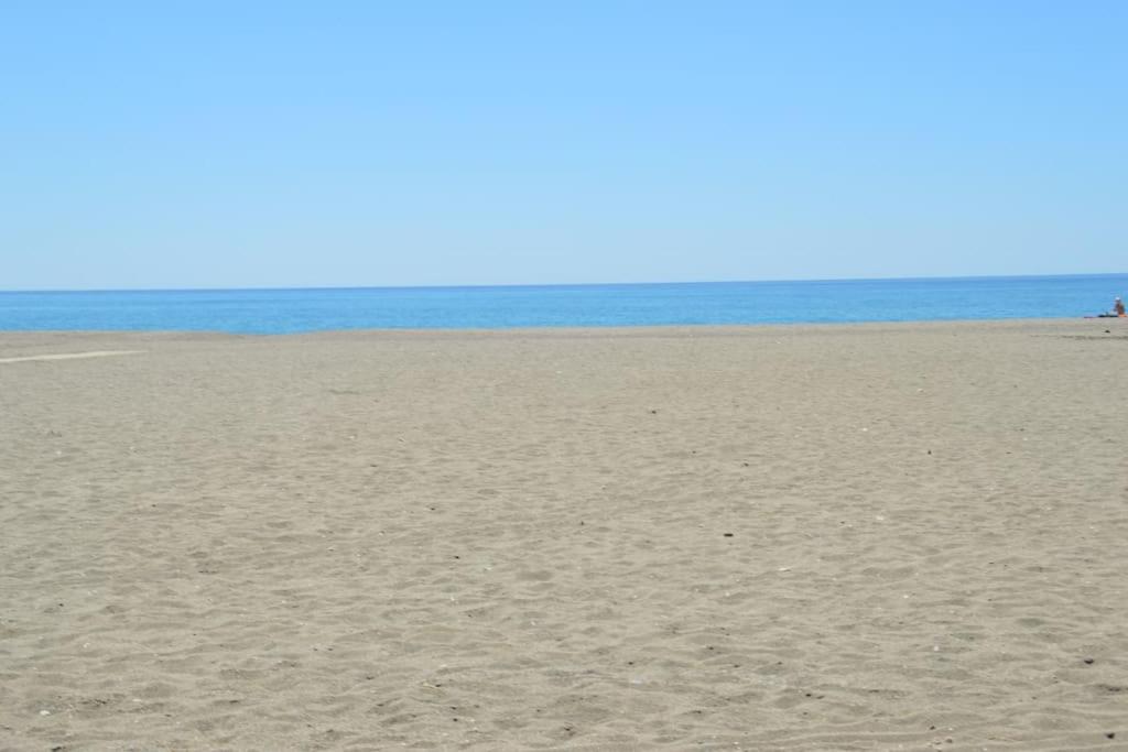 Apartamento nuevo, Disfruta del silencio, familias con niños, aire acondicionado, 2 baños, Wifi, terraza, playa, toallas y sombrillas