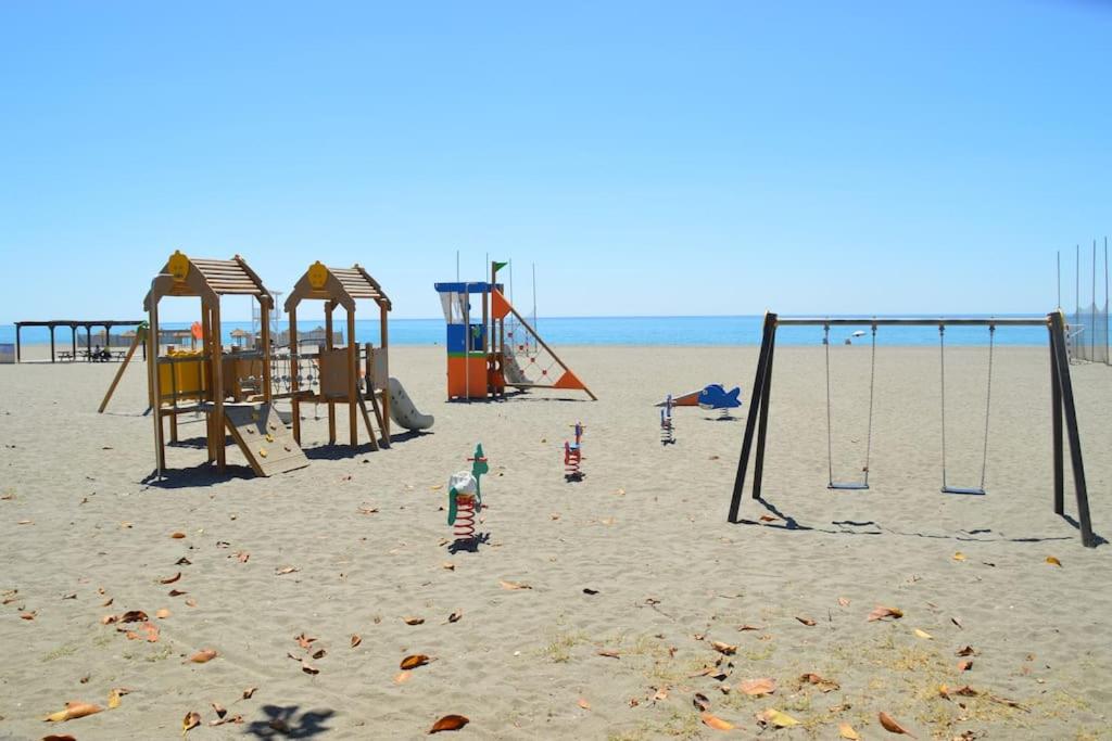 Apartamento nuevo, Disfruta del silencio, familias con niños, aire acondicionado, 2 baños, Wifi, terraza, playa, toallas y sombrillas