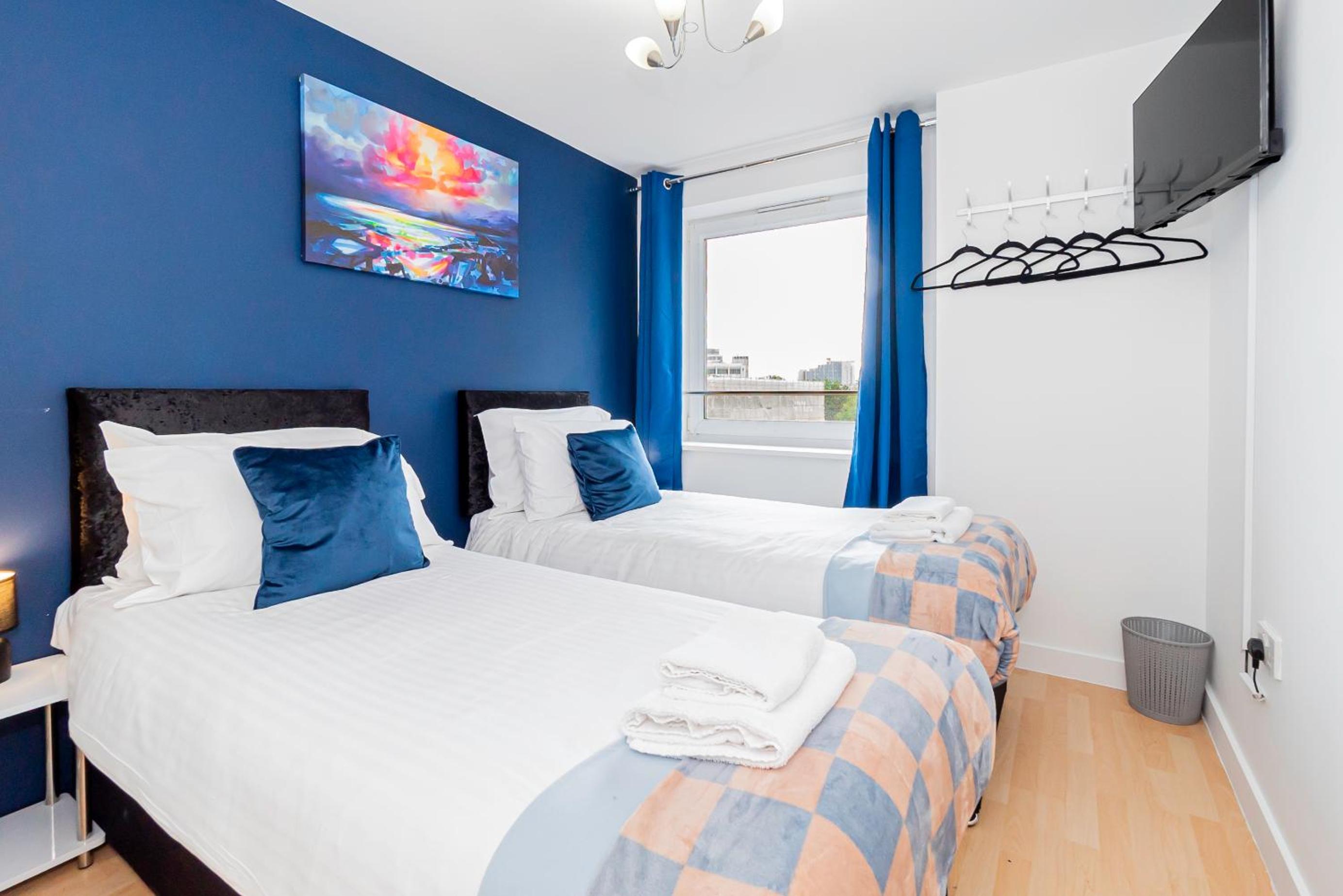 Contractors 4 Beds 2 Bathrooms Short Say Parking view 5