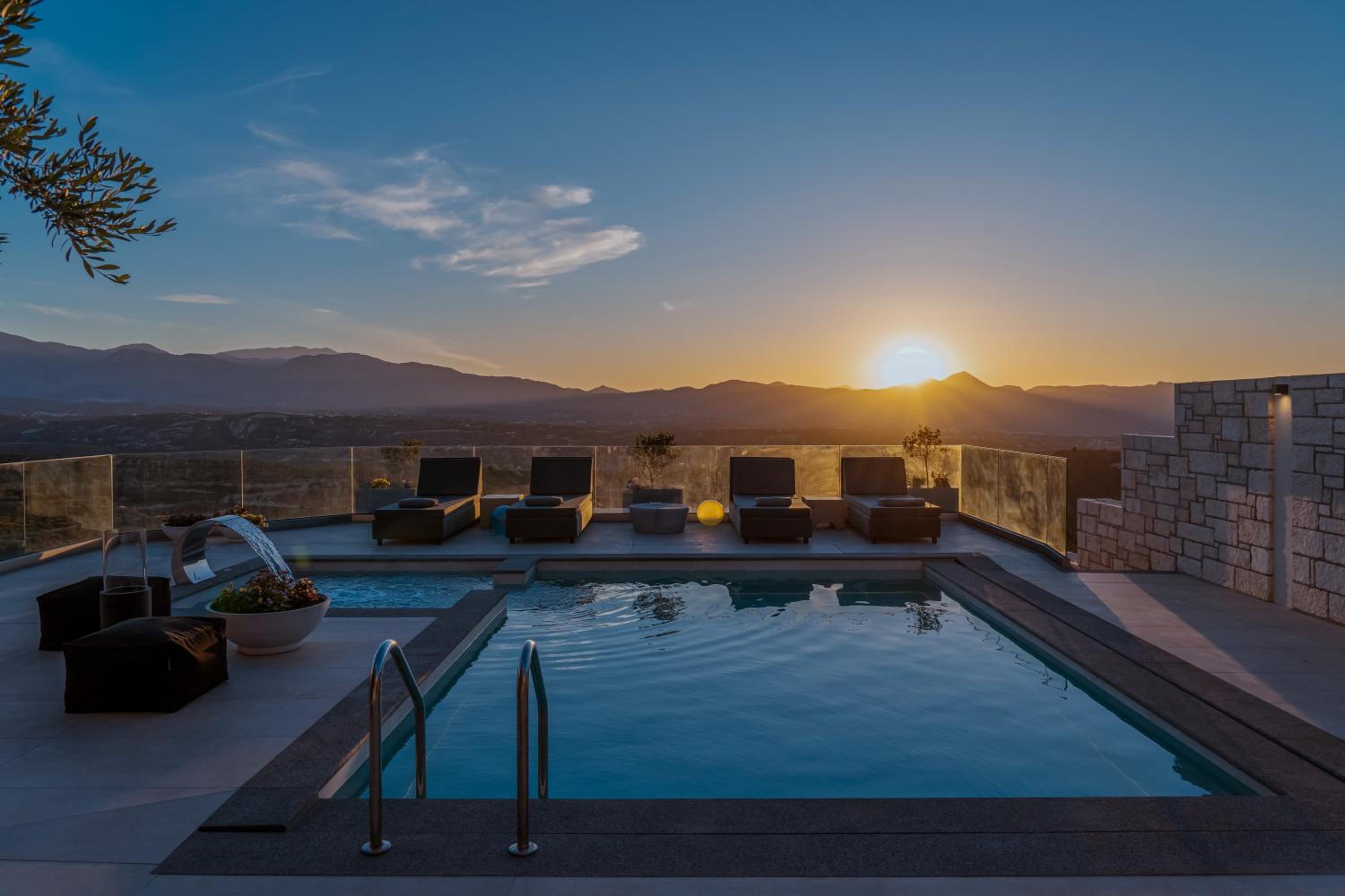 Indigo Villa with private Pool-Gym-Sauna-BBQ by Hospi photo 4