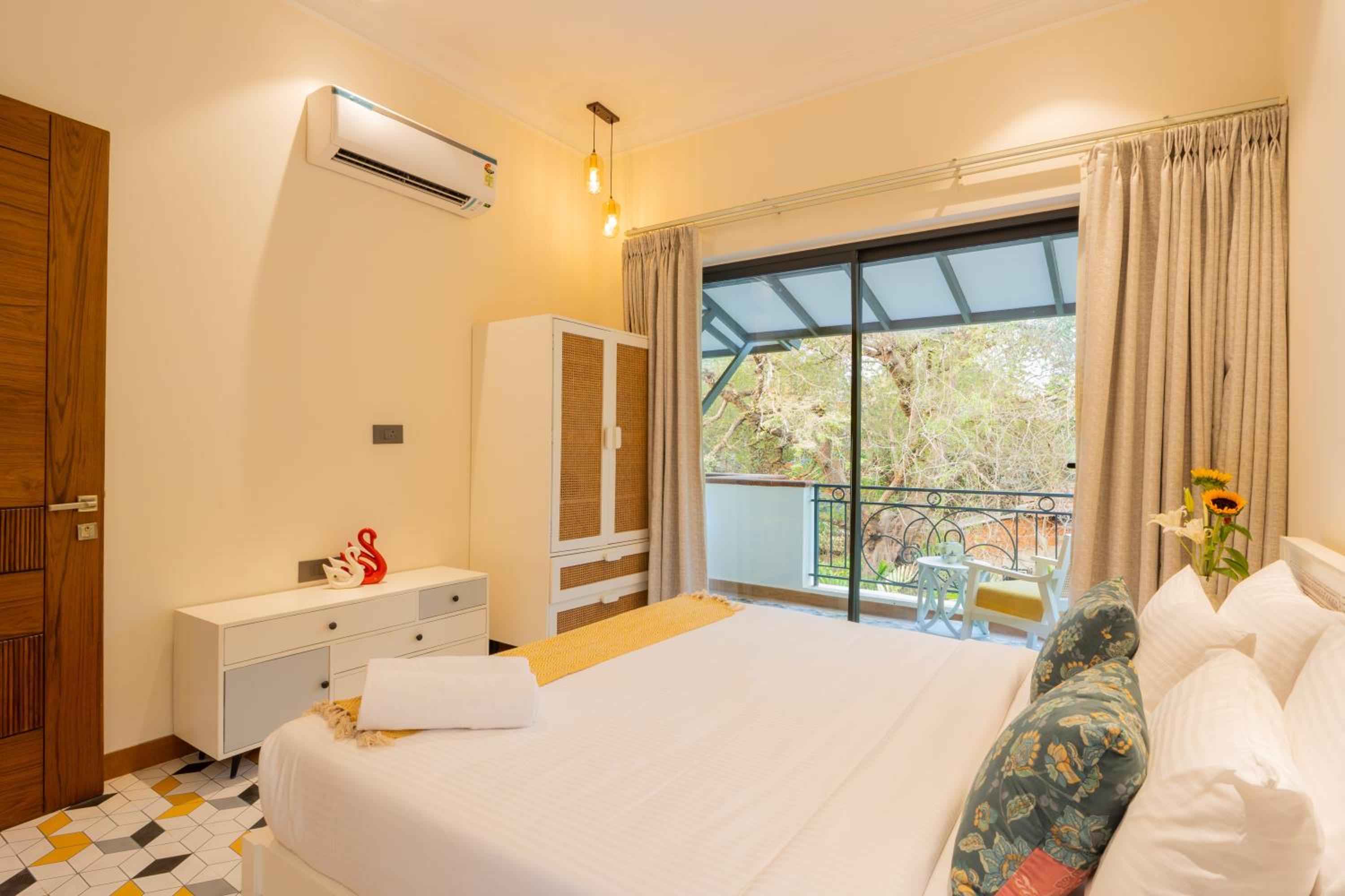 ELIVAAS 3 BHK with Pvt Pool & Garden - Laguna Echo view 4
