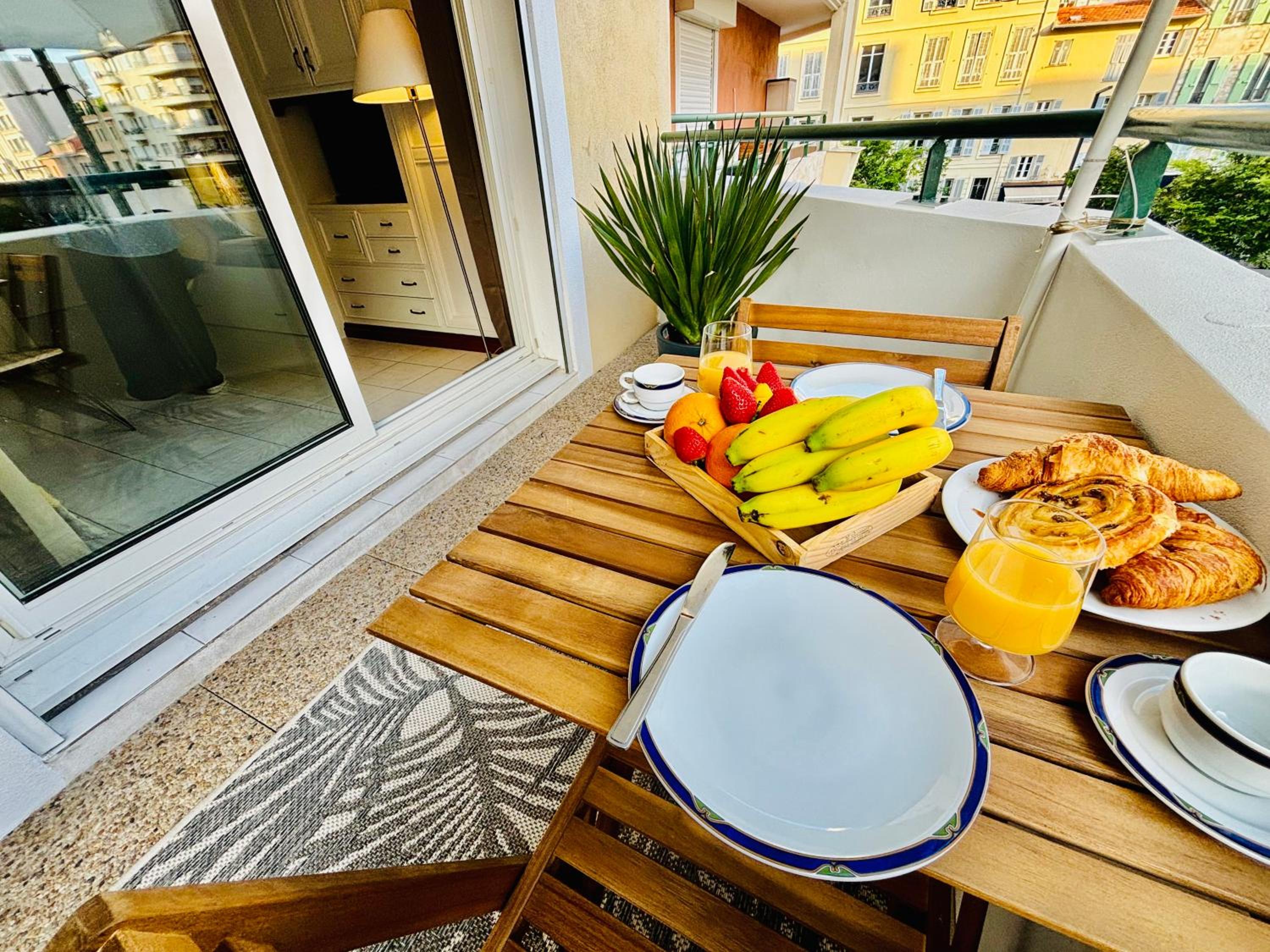 Studio Palais des Arts terrasse cosy parking prive 150m plage clim wifi