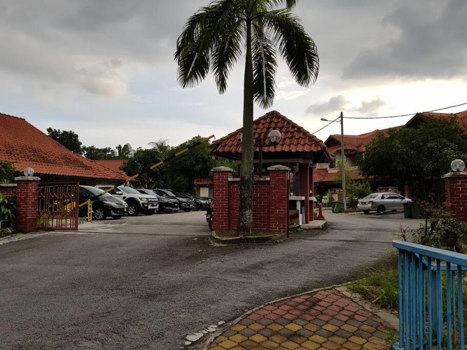 Desa Damai Homestay fully air cond and self check in #7 pax