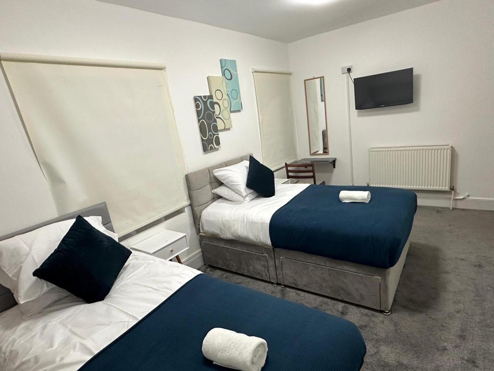 PRIVATE ROOM In TOWN CENTRE FREE PARKING WI FI AND PATIO WITH AA STAY LTD view 5