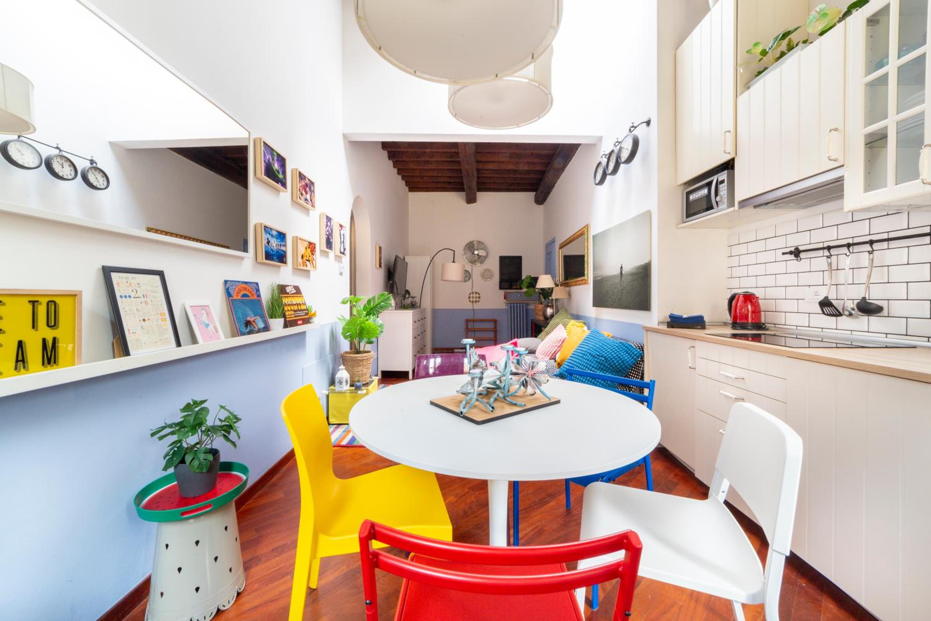 Downtown colourful flat close to the railway