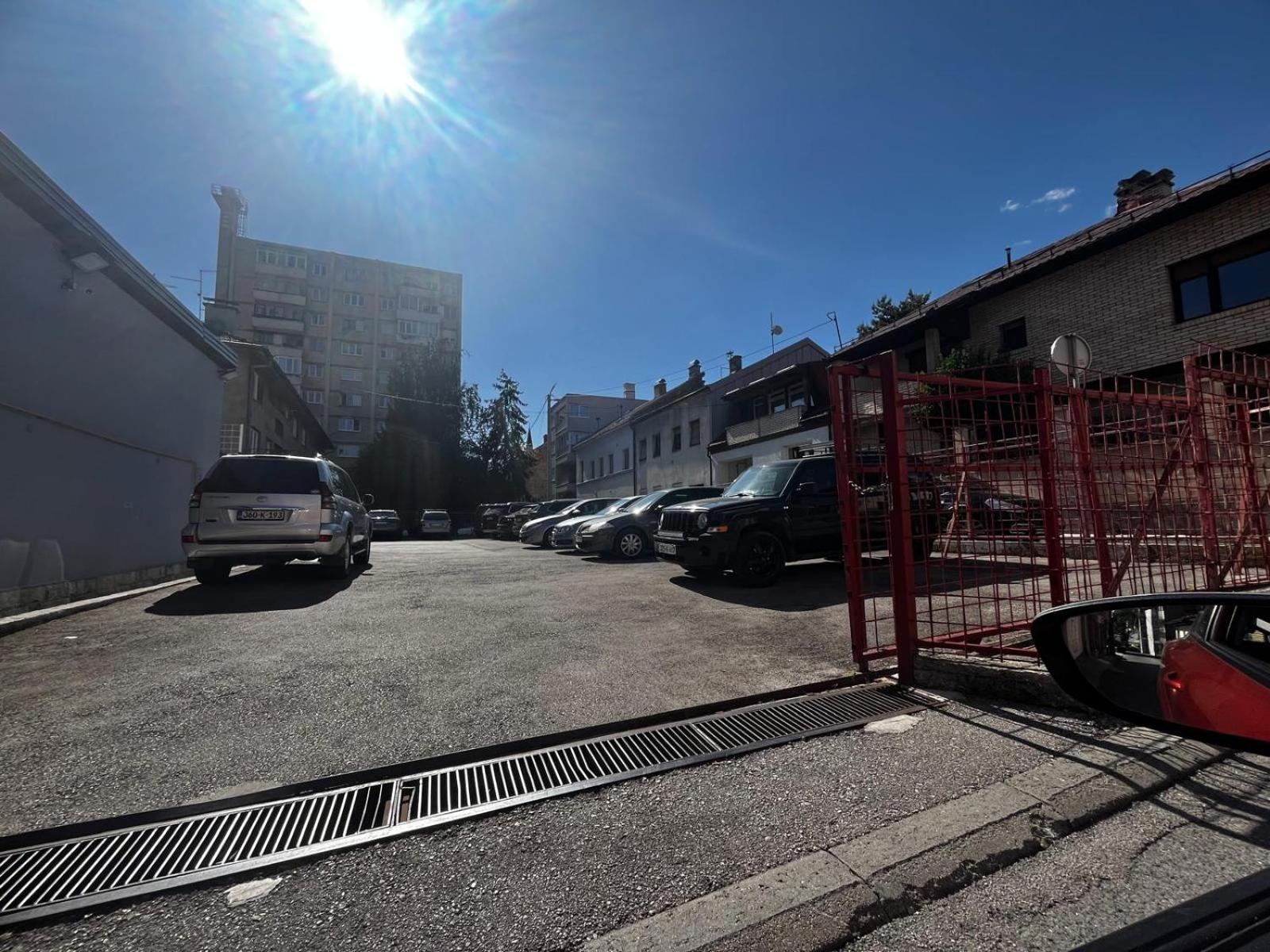 Bright 2BDR apartment with Balcony - FREE PARKING