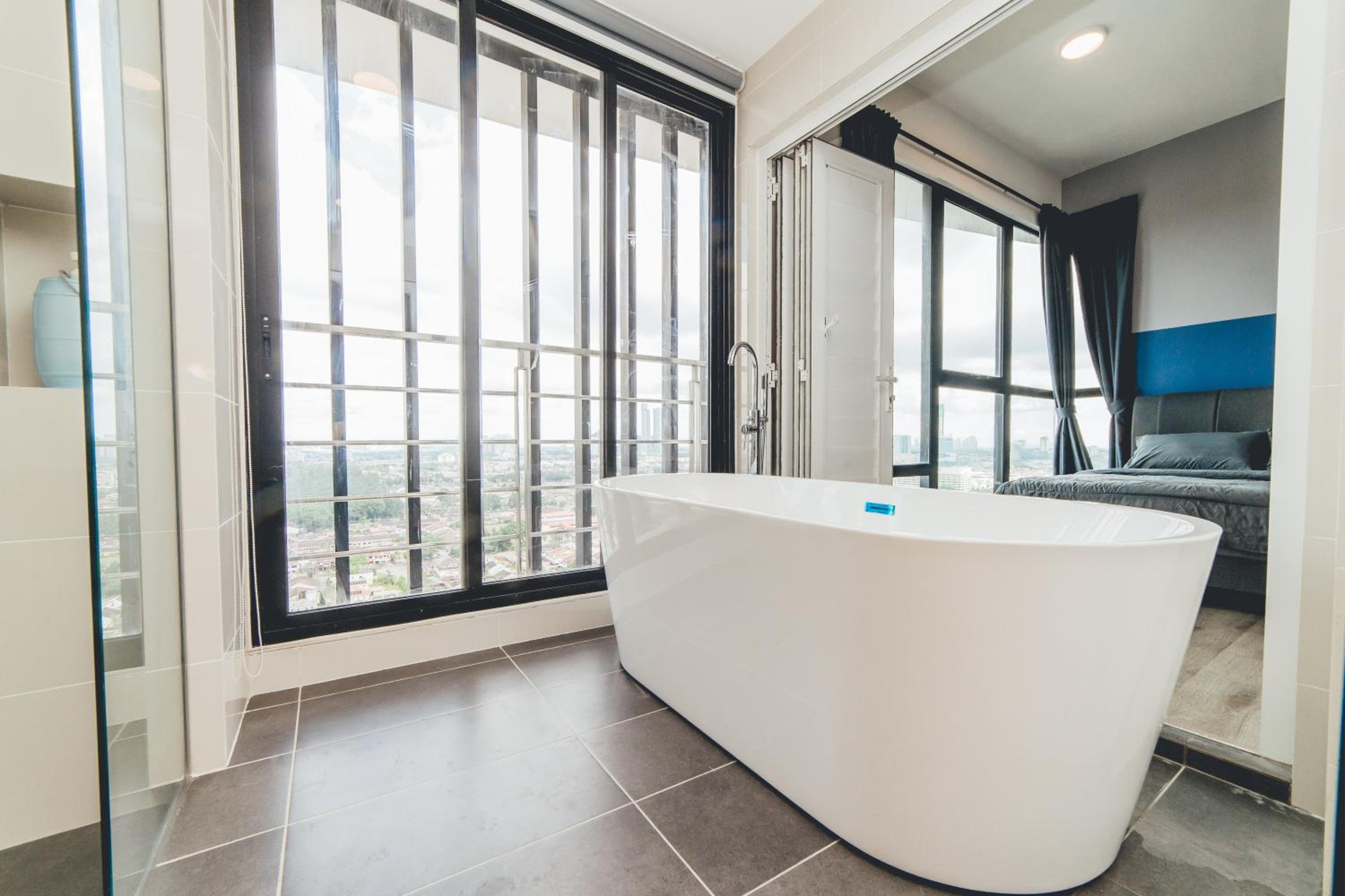 Mosaic Blue Lagoon 3BR 8pax Pooltable w Bathtub by Our Stay