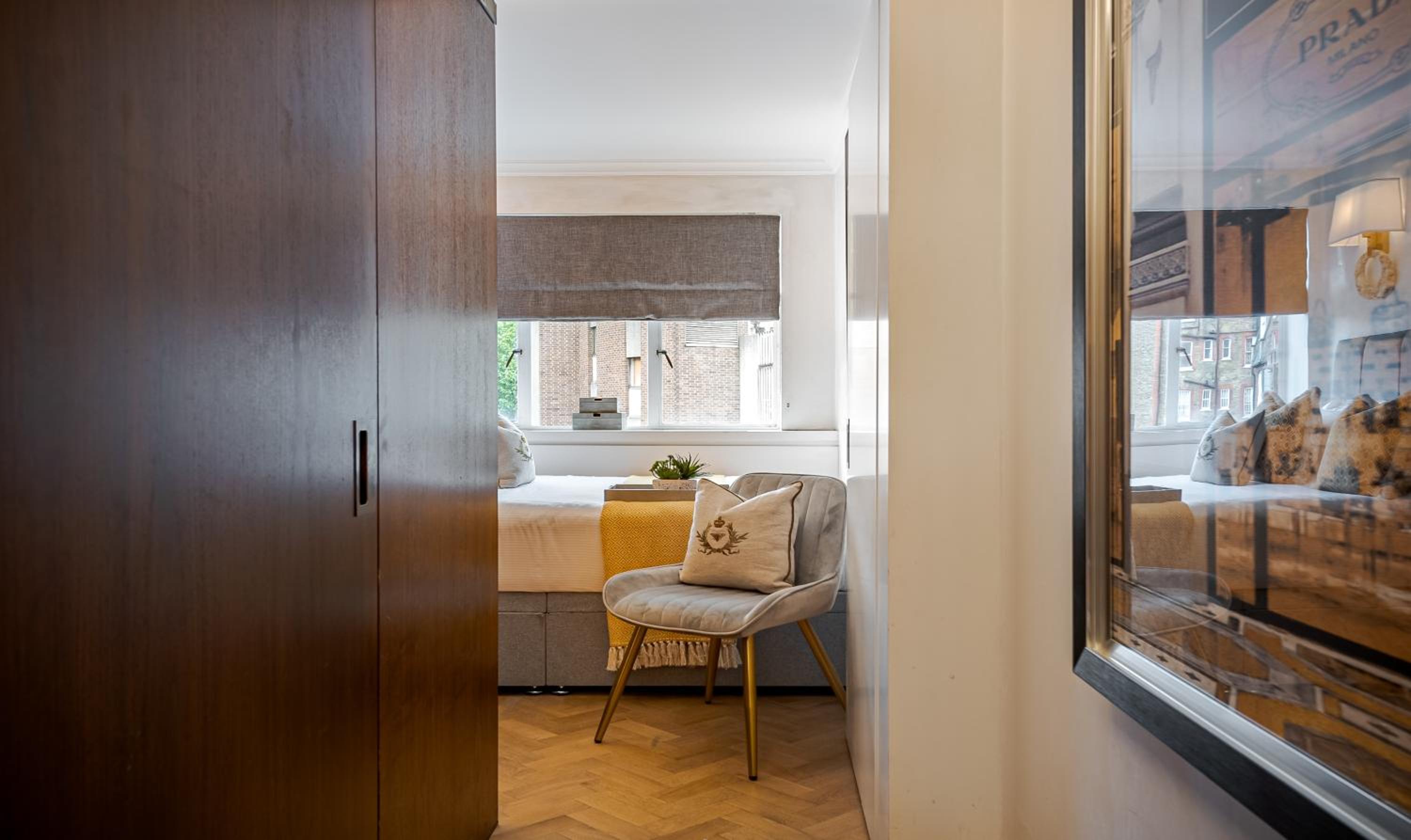 Modern 2Bd in Knightsbridge with Private Balcony View of Harrods