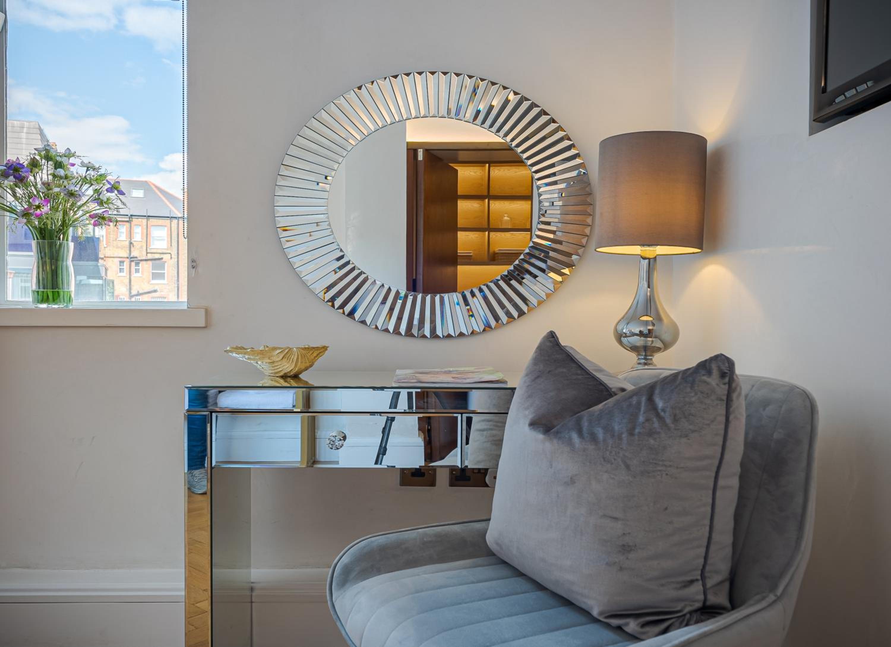 Modern 2Bd in Knightsbridge with Private Balcony View of Harrods