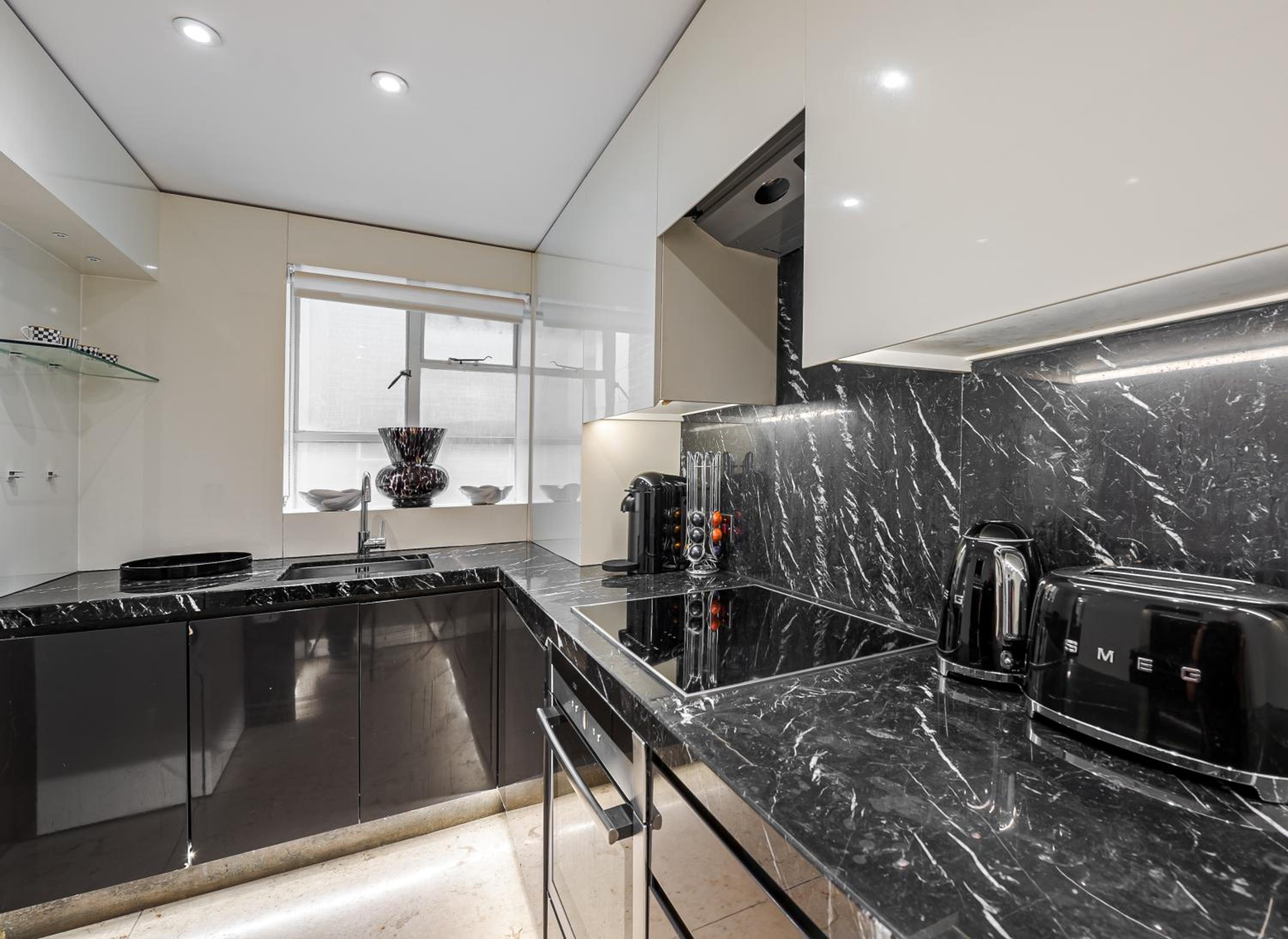 Modern 2Bd in Knightsbridge with Private Balcony View of Harrods