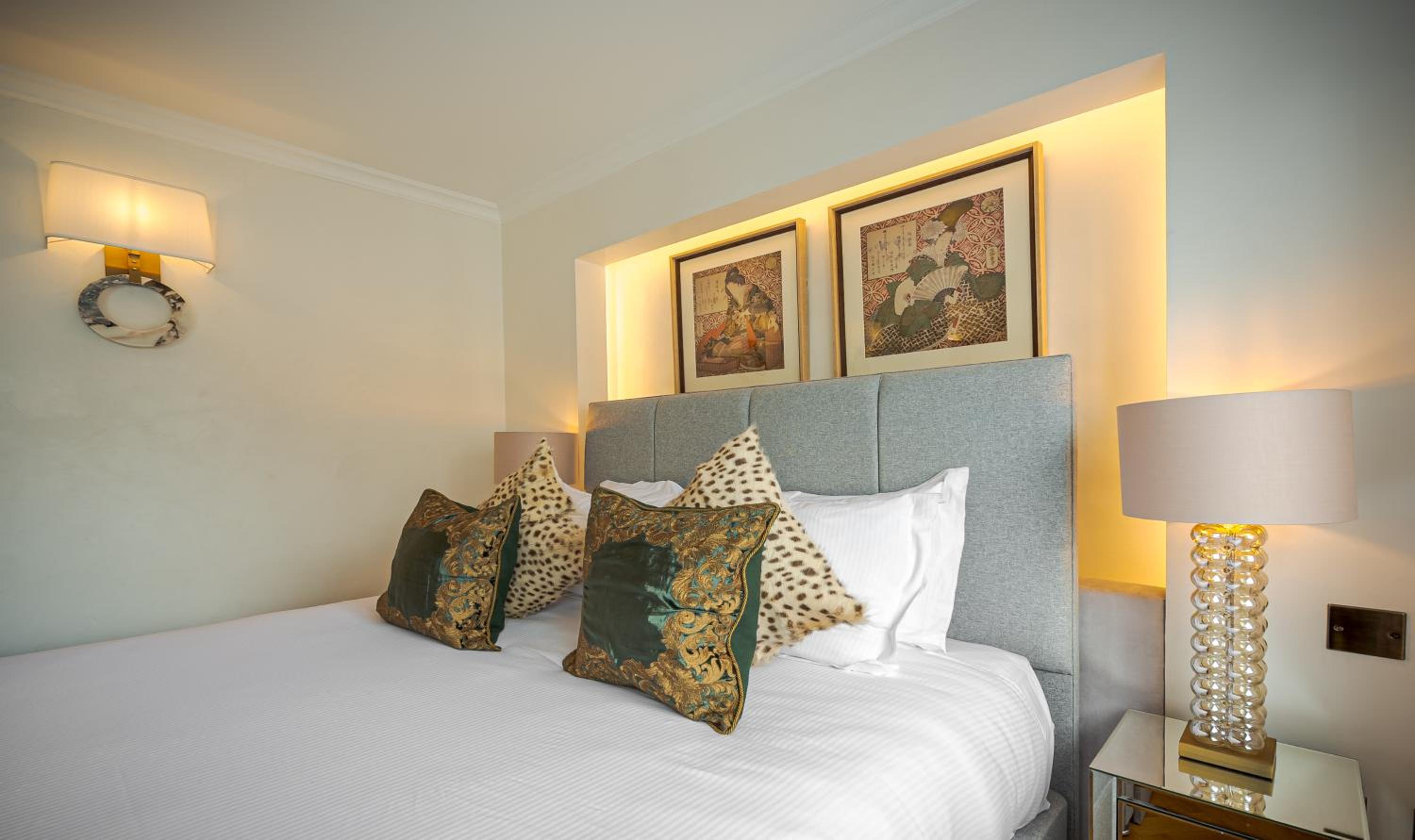 Modern 2Bd in Knightsbridge with Private Balcony View of Harrods
