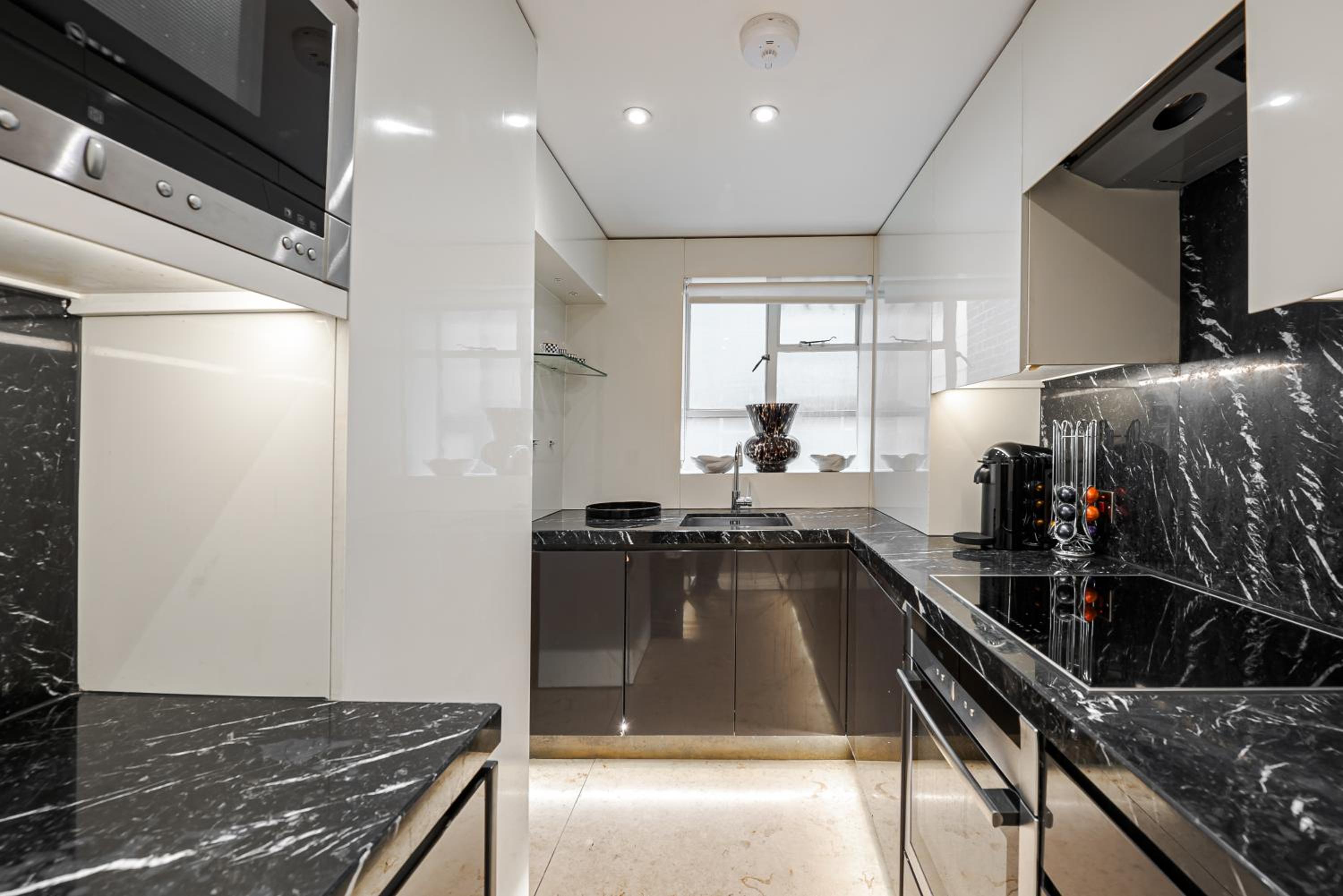 Modern 2Bd in Knightsbridge with Private Balcony View of Harrods
