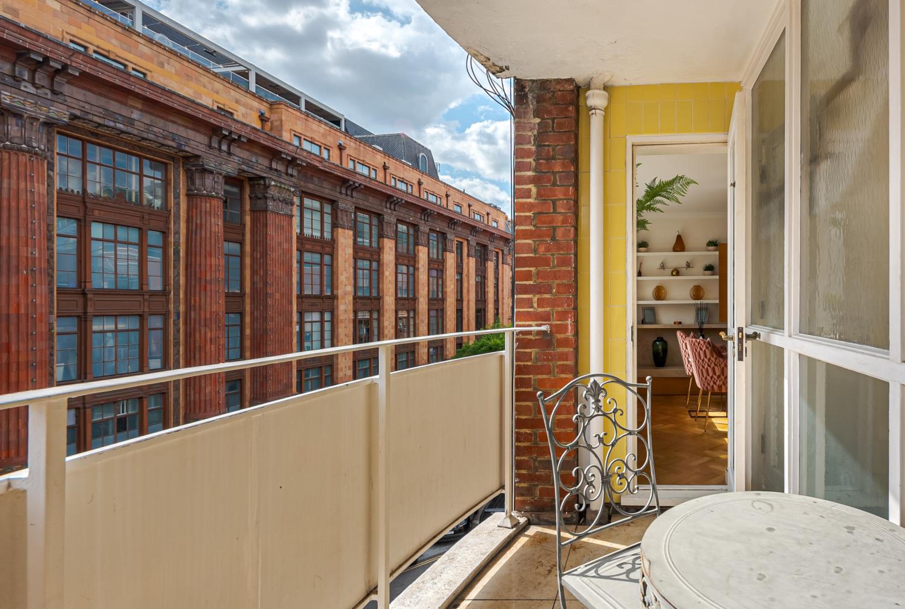 Modern 2Bd in Knightsbridge with Private Balcony View of Harrods